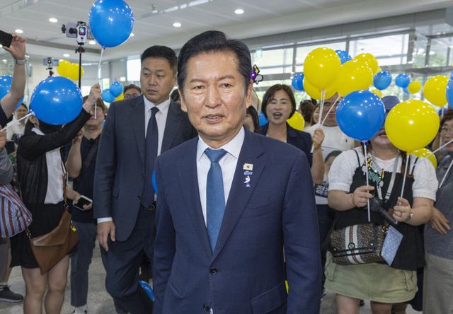 정청래 전 더불어민주당 대표가 지난 13일 국회 소통관에서 지지자들의 환호를 받으며 8·17 전당대회에 당 대표 후보 출마 기자회견을 하기 위해 이동하고 있다. (사진=연합뉴스)