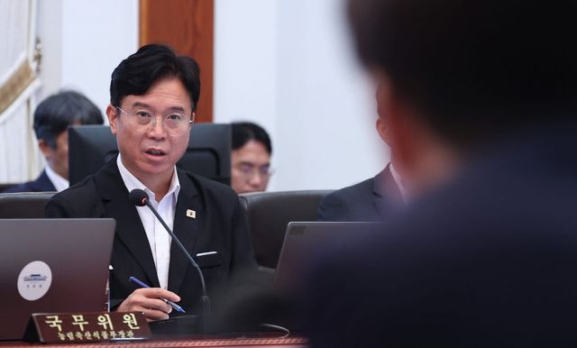 김영훈 노동부 장관이 21일 청와대에서 열린 국무회의에서 이재명 대통령 질문에 답하고 있다. (사진=연합뉴스)