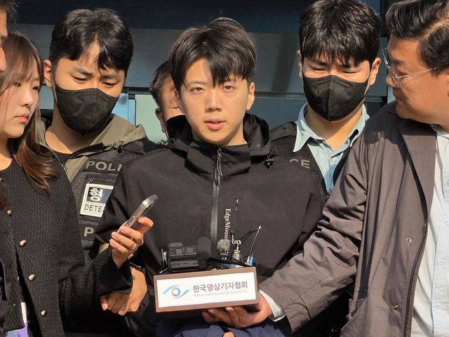 어린이날 광주 도심에서 일면식 없는 여고생을 살해해 살인·살인미수 등의 혐의를 받는 장윤기(23)가 5월 14일 오전 광주 서부경찰서에서 검찰에 송치되고 있다. (사진=뉴스1)