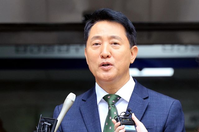오세훈 서울시장이 22일 서울중앙지법 형사합의22부가 진행한 정치자금법 위반 혐의 사건 선고기일에서 벌금 1000만원을 선고받은 뒤 입장을 밝히고 있다. (사진=연합뉴스)