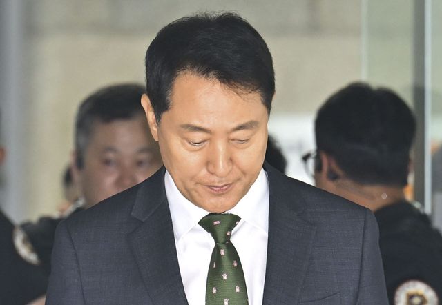 오세훈 서울시장이 22일 서울 서초구 서울중앙지방법원에서 열린 정치자금법 위반 혐의 1심 선고 공판 후 법원을 나서고 있다.(사진=이데일리 이영훈 기자)