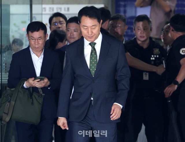 오세훈 서울시장이 22일 서울 서초구 서울중앙지방법원에서 열린 정치자금법 위반 혐의 1심 선고 공판 후 법원을 나서고 있다.(사진=이데일리DB)