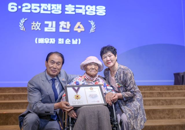 권오을 국가보훈부 장관이 22일 서울시 용산구 피스앤파크 컨벤션에서 열린 6.25전쟁 전몰군경 헌정패 수여식에 참석해 유족대표 대상자에게 헌정패를 수여하고 있다. (사진=국가보훈부)