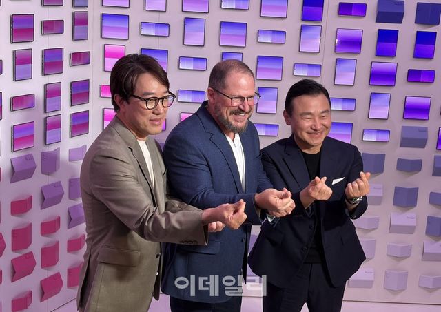 (왼쪽부터) 최원준 삼성전자 MX사업부 개발실장 겸 최고운영책임자(COO), 크리스티아누 아몬 퀄컴 사장 겸 최고경영자(CEO), 노태문 삼성전자 대표이사 사장이 22일(현지시간) 영국 런던 올드 빌링스게이트에서 열린 ‘갤럭시 언팩 2026’에서 기념촬영을 하고 있다. (사진=신영빈 기자)