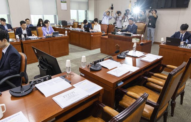 국회 법제사법위원회 제1소위 위원장인 더불어민주당 김승원 의원이 22일 국회에서 법사위 제1소위를 개회하고 있다. (사진=연합뉴스)