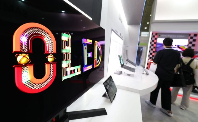 22일 서울 강남구 코엑스에서 열린 ‘K-Display 2026 한국디스플레이산업전시회’에서 관람객이 전시를 둘러보고 있다. (사진=뉴스1)