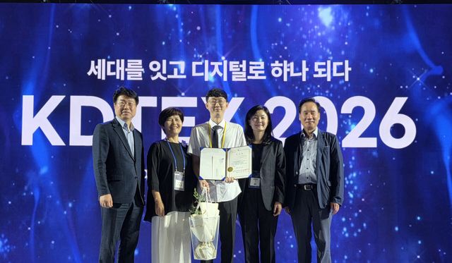 킨텍스(KINTEX) 제2전시장에서 열린 'KDTEX 2026 국제학술대회'에서 대구보건대 보건전문기술석사과정 2학년 허원성 학생이 악안면보철 제작 작품으로 회원보철작품경진대회 우수상을 수상한 뒤 교수진과 기념촬영을 하고 있다.(사진=대구보건대)