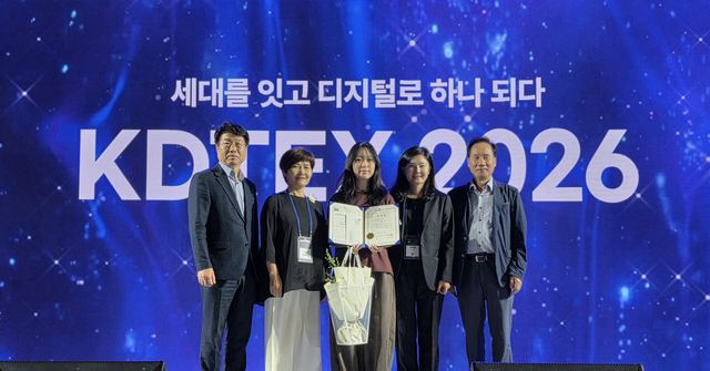 킨텍스(KINTEX) 제2전시장에서 열린 'KDTEX 2026 국제학술대회' 학생실기경진대회에서 대구보건대 치기공학과 3학년 안보민 학생이 치아형태 왁스업 부문 대상을 수상한 뒤 교수진과 기념촬영을 하고 있다.(사진=대구보건대)