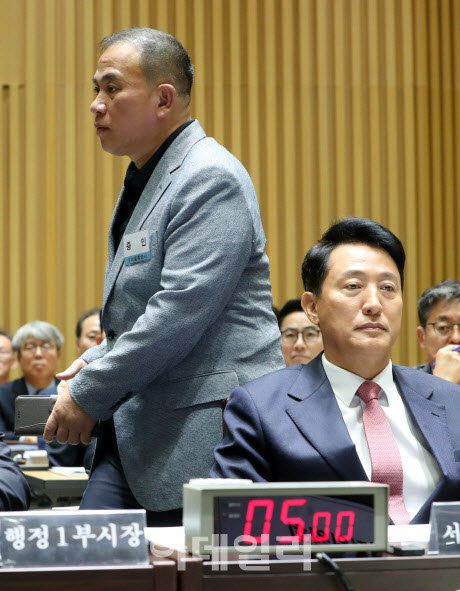 지난해 10월 23일 서울시청에서 열린 국회 행정안전위원회 국정감사에서 증인으로 출석한 명태균 씨가 발언대로 가기 위해 오세훈 서울시장 곁을 지나가고 있다 (사진=김태형 기자)