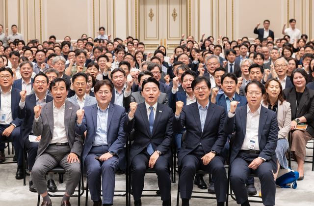 강훈식 대통령비서실장(앞줄 가운데)이 23일 청와대 영빈관에서 전 직원 조회를 열었다. (앞줄 왼쪽부터) 전성환 경청통합수석, 홍익표 정무수석, 강 비서실장, 성기홍 홍보소통수석, 조성주 인사수석(사진=청와대)