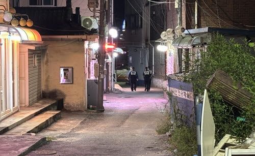 '홍등가와의 전쟁' 원주 희매촌 단속 나선 경찰. 사진은 내용과 무관. (사진=연합뉴스)