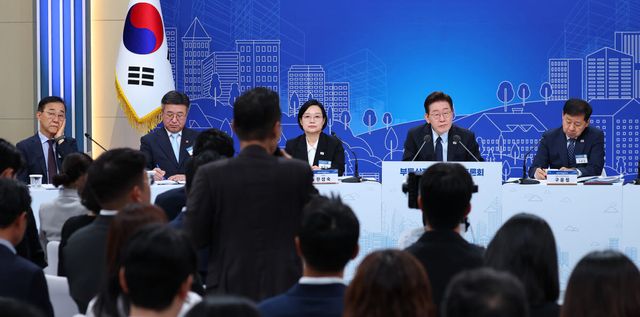 이재명 대통령과 한성숙 국무총리가 23일 서울 여의도 KBS 별관에서 열린 부동산정책 국민 대토론회에서 참석자 발언을 듣고 있다.(사진=연합뉴스)