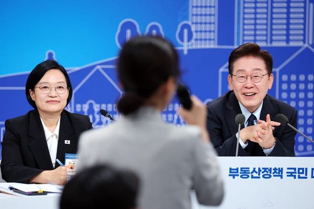이재명 대통령과 한성숙 국무총리가 23일 서울 여의도 KBS 별관에서 열린 부동산정책 국민 대토론회에서 참석자 발언을 듣고 있다.(사진=연합뉴스)
