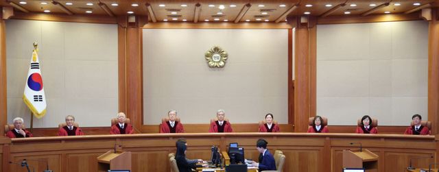 김상환 헌법재판소장이 23일 오후 서울 종로구 헌법재판소 대심판정에서 열린 7월 심판사건 선고에 참석해 자리하고 있다.(사진=뉴시스)