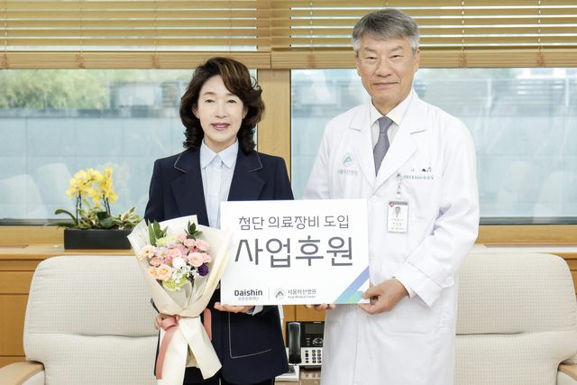 이어룡(왼쪽) 대신파이낸셜그룹 회장이 박승일 서울아산병원장에 첨단 의료장비 도입 사업 후원금을 전달한 후 기념사진을 촬영하고 있다. (사진=대신증권)