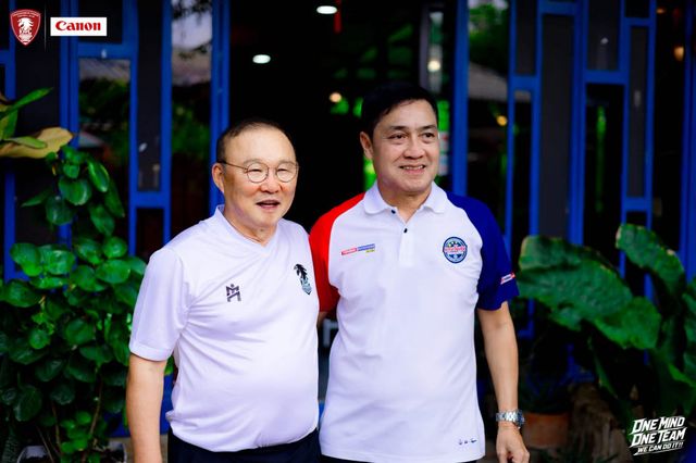 한국 프로축구 럭키금성 황소에서 함께 뛰었던 박항서 감독과 피아퐁 태국축구협회 이사가 40년 만에 재회했다. 사진=디제이매니지먼트