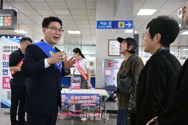 김원기 시장(왼쪽)이 22일 퇴근 시간 의정부역 서명운동 현장을 찾아 시민들에게 8호선 의정부연장 당위성을 설명하고 있다.(사진=의정부시)