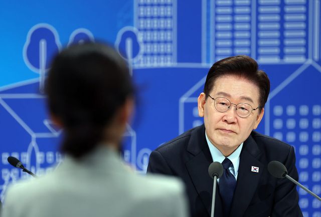 이재명 대통령이 23일 서울 여의도 KBS 별관에서 열린 부동산정책 국민 대토론회에서 참석자 발언을 듣고 있다 (사진=연합뉴스)