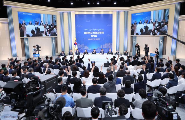 이재명 대통령이 23일 서울 여의도 KBS에서 열린 부동산정책 국민 대토론회를 주재하고 있다.(사진=뉴시스)