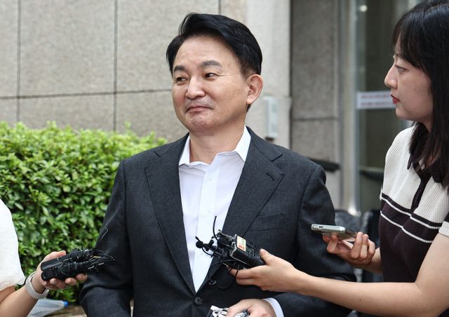 원희룡 전 국토교통부 장관이 23일 직권남용 권리행사방해혐의 관련 피의자 조사를 받기 위해 경기 과천 2차 종합특검 사무실로 출석하며 취재진 질문에 답하고 있다. (사진=뉴스1)