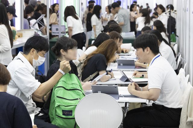 2026학년도 수시 대학입학정보박람회에서 수험생들과 학부모들이 입시상담을 받고 있다.(사진=뉴시스)