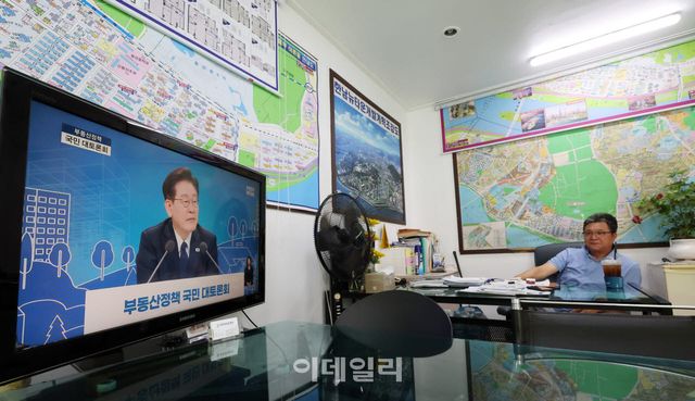 [이데일리 방인권 기자] 이재명 대통령이 주재하는 부동산정책 국민 대토론회가 열린 23일 서울 용산구의 한 공인중개사에서 중개사가 토론회를 시청하고 있다.