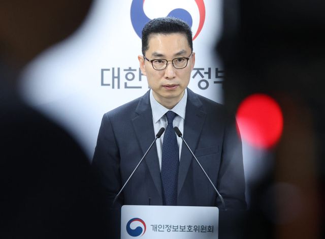 이재형 개인정보보호위원회 조사조정국장이 23일 서울 종로구 정부서울청사에서 적법 근거 없이 개인정보를 수집ㆍ이용한 틱톡과 애플에 각각 과징금 103억600만원과 2억5천200만원을 부과한다고 밝히고 있다. (연합뉴스)