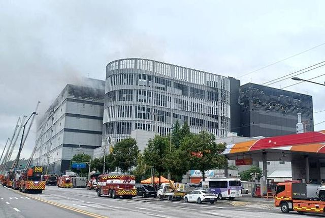 소방대원들이 화재 사흘째인 20일 인천 서해구 석남동 쿠팡물류센터 주변에서 고가 사다리차 등을 이용해 진화작업을 하고 있다. (사진 = 이종일 기자)