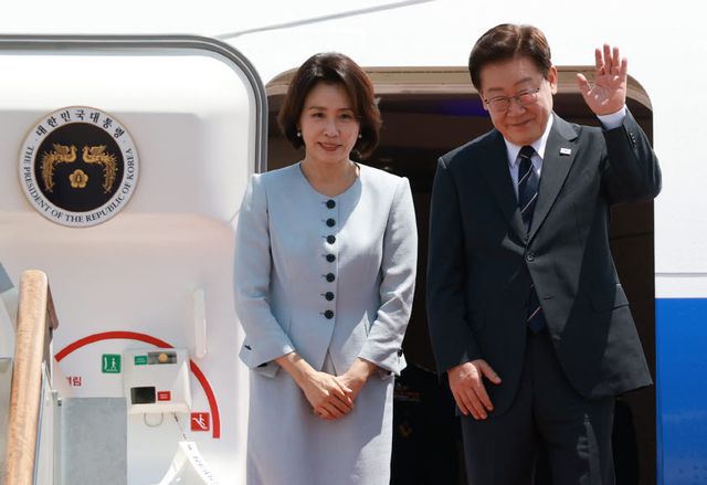 미국과 남미 순방을 위해 출국하는 이재명 대통령과 김혜경 여사가 24일 성남 서울공항 공군 1호기에서 환송객에게 인사하고 있다.(사진=연합뉴스)