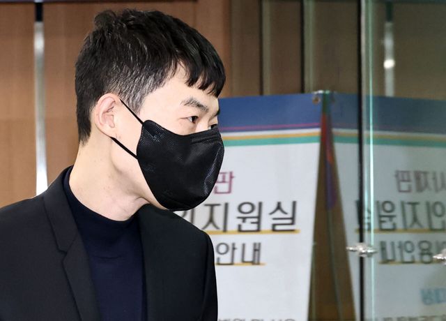 수능 모의고사 문항 거래 혐의를 받는 강사 현우진이 지난 4월 서울 서초구 서울중앙지방법원에서 열린 부정청탁및금품등수수의금지에관한법률위반 첫 공판에 출석하고 있다. (사진=공동취재)