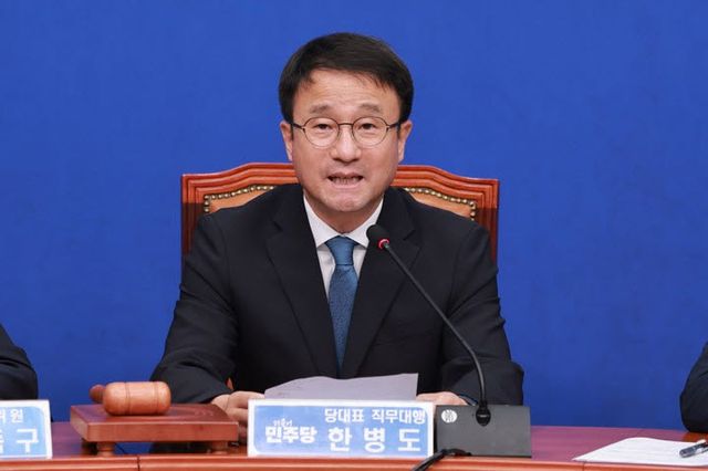 민주당 최고위원회의에서 발언하는 한병도 대표 직무대행(사진 = 연합뉴스)