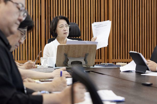 추미애 경기도지사가 지난 20일 오전 도청사 집무실에서 제2차 경기미래투자공사 TF 전략회의를 주재하고 있다.(사진=경기도)