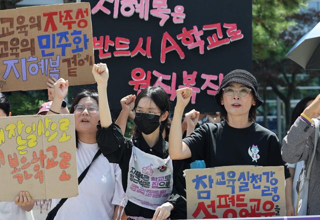 24일 서울 서초구 서울행정법원 앞에서 열린 지혜복 교사 부당해임 취소소송 선고결과에 대한 A학교 공대위 입장 발표 기자회견에서 해임 무효 판결을 받은 지혜복 교사가 구호를 외치고 있다. (사진=연합뉴스)
