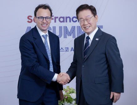 이재명 대통령이 24일(현지시간) 미국 샌프란시스코에서 다리오 아모데이 앤트로픽 최고경영자(CEO)와의 면담에 앞서 인사를 나누고 있다. (사진=연합뉴스)