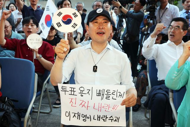 국민의힘 장동혁 대표가 15일 오후 전남광주통합특별시 서구 전남광주선거관리위원회 앞에서 열린 '선관위 해체 및 재선거를 요구하는 광주시민청년학생모임' 집회에 참석해 부정선거를 외치고 있다. (사진= 연합뉴스)
