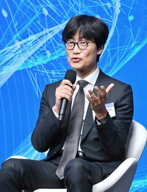 이해진 네이버 이사회 의장이 24일(현지시간) 미국 샌프란시스코 더 미드웨이에서 이재명 대통령이 참석한 ‘샌프란시스코 AI 서밋’에서 발언하고 있다. (사진=연합뉴스)