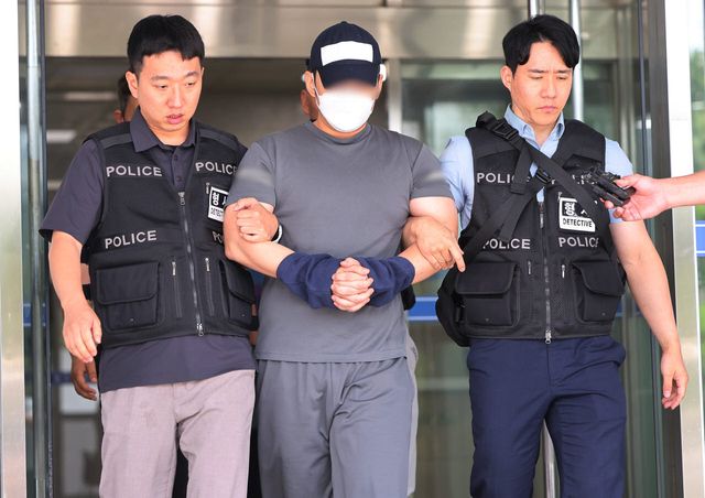 경기 화성 동탄신도시 일대에서 수십억 원대 전세 사기를 저지르고 해외로 달아났다 강제 송환된 검찰 수사관이 24일 구속 전 피의자 심문(영장실질심사)에 출석하기 위해 경기도 용인동부경찰서 유치장에서 나오고 있다. (사진=연합뉴스)