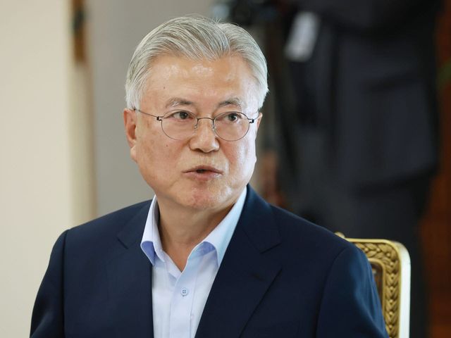 문재인 전 대통령이 1일 청와대 상춘재에서 이재명 대통령과 오찬에 앞서 차담을 하고 있다.(사진=청와대통신사진기자단, 뉴시스)