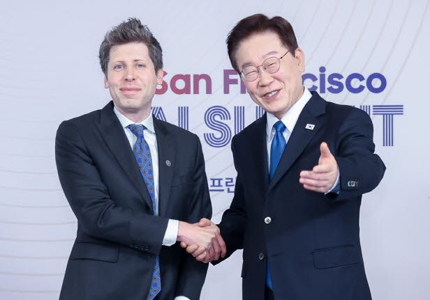 이재명 대통령이 24일(현지시간) 미국 샌프란시스코에서 샘 올트먼 오픈AI 최고경영자(CEO)와 면담에 앞서 기념촬영을 하고 있다. (사진=연합뉴스)