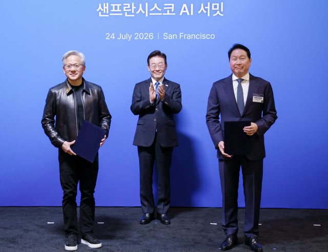 최태원 SK 회장과 젠슨 황 엔비디아 최고경영자가 24일(현지시간) 이재명 대통령이 참석한 가운데 미국 샌프란시스코 더 미드웨이에서 열린 AI 서밋에서 SK하이닉스, SKT와 엔비디아의 전략적 AI 팩토리 및 반도체 협력 MOU를 체결한 뒤 기념촬영을 하고 있다. (사진=연합뉴스)