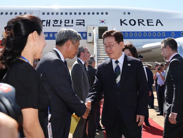 브라질을 국빈 방문한 이재명 대통령과 김혜경 여사가 26일(현지시간) 브라질리아 공군기지에 도착했다.(사진=연합뉴스)