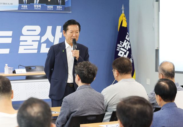 정청래 더불어민주당 당 대표 후보가 26일 울산시 남구 민주당 울산시당에서 열린 당원 간담회에 참석해 발언하고 있다. (사진=연합뉴스)