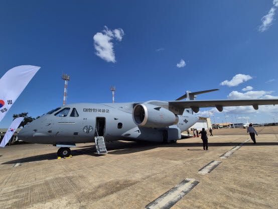 브라질리아 공군기지 활주로에 전시된 C-390 수송기