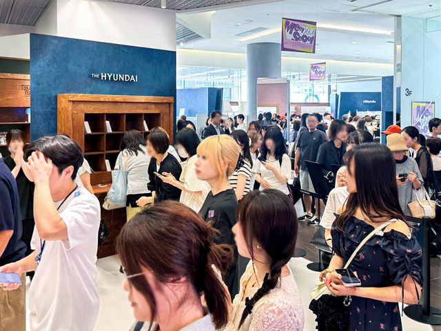 오모테산도 더현대글로벌 플래그십스토어 고객들 줄서는 모습