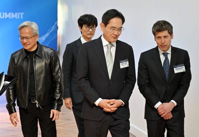 (사진 왼쪽부터) 젠슨 황 엔비디아 최고경영자(CEO), 이해진 네이버 이사회 의장, 이재용 삼성전자 회장, 샘 올트컴 오픈AI CEO 등이 24일(현지시간) 미국 샌프란시스코 미드웨이에서 열린 AI 서밋 행사장에 입장하고 있다. (사진=연합뉴스)