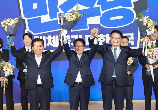 더불어민주당 당 대표 예비경선을 통과한 정청래(왼쪽부터), 김민석, 송영길 후보가 지난 23일 국회 의원회관에서 당 대표·최고위원 예비경선 결과 발표 뒤 단상에 올라 기념 촬영하고 있다. (사진=연합뉴스)