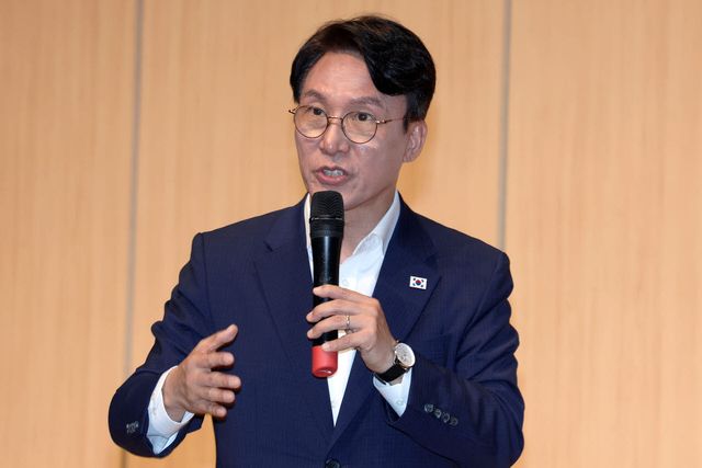 김민석 더불어민주당 당 대표 후보가 26일 오전 전남광주 북구 오룡동 광주과학기술원에서 열린 김민석 당대표 후보 정책간담회에서 특별 강연을 하고 있다. (사진=연합뉴스)