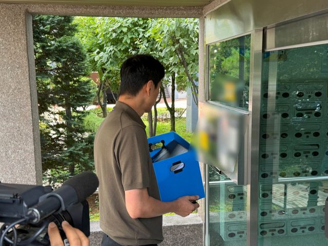 지난 15일 오전 경찰이 아동 성매매 의혹을 받는 최영중 청주시의원의 자택을 압수수색하려 들어가고 있다.(사진=뉴스1)