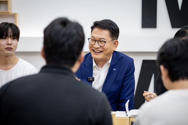 송영길 더불어민주당 당 대표 후보가 26일 전북 진안군 고원시장 청년몰에서 2030 청년들과 오찬을 하고 있다. (사진=송영길 캠프)