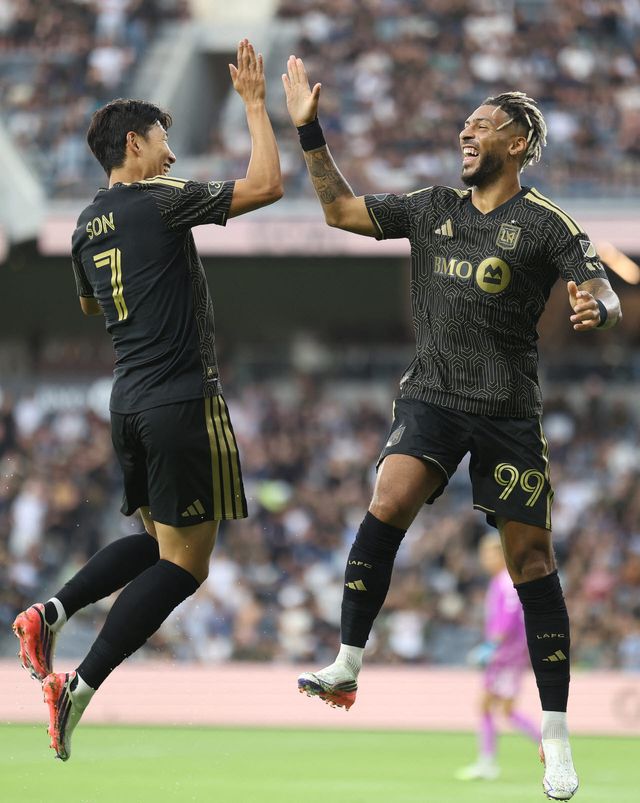 손흥민과 드니 부앙가(이상 LAFC). 사진=AFPBB NEWS